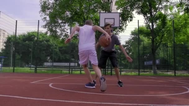Люди Играют Уличный Баскетбол Теплый Летний День Два Подростка Играют — стоковое видео