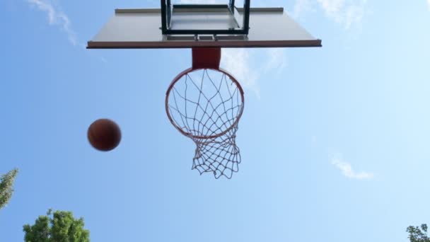 Basketbal Vloog Basketbalring Beelden Van Een Bal Die Mand Vliegt — Stockvideo