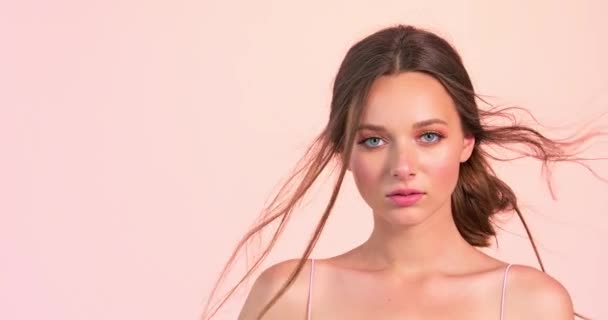 Uzun Saç Telleri Parlak Makyajlı Güzel Bir Kadın Stüdyoda Kameraya — Stok video