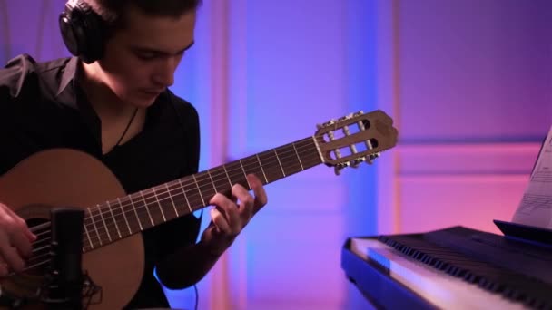 Des Séquences Cinématographiques Adolescents Jouent Guitare Dans Chambre Jeune Homme — Video