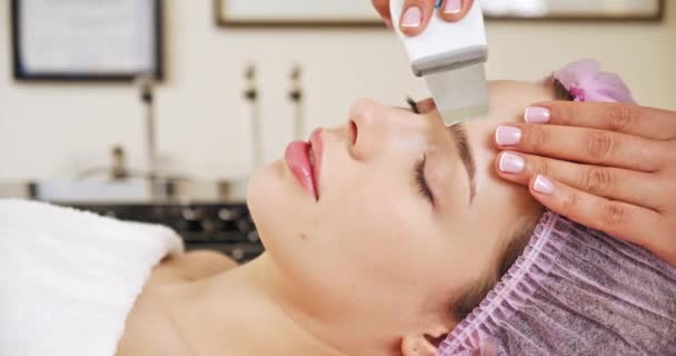 Mulher Bonita Recebendo Tratamento Microcorrente Facial Salão Spa Esteticista Usando — Vídeo de Stock