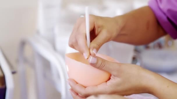 Lähikuva Kosmetologin Kädet Jotka Sekoittavat Kosmeettisen Valmisteen Kasvohoitoon Kosmetologi Valmistautuu — kuvapankkivideo