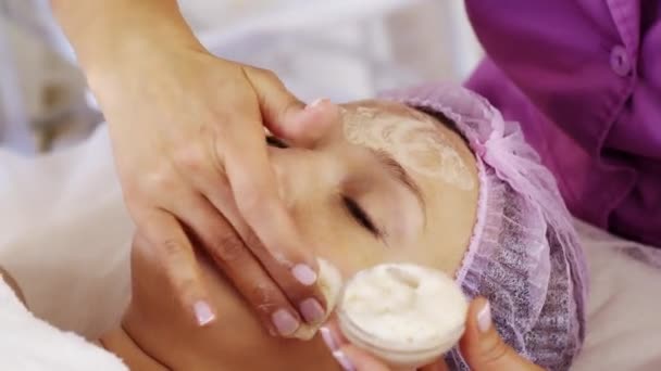 Mujer Salón Spa Sobre Procedimientos Cosméticos Para Cuidado Facial Cosmetólogo — Vídeos de Stock