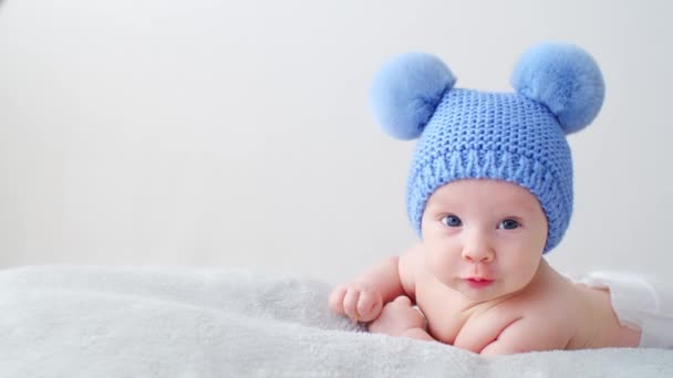 Divertimento Bello Piccolo Bambino Carino Con Gli Occhi Blu Guarda — Video Stock