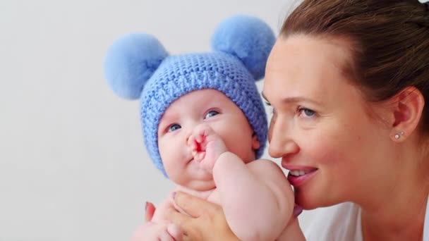 Happy Mother Trzyma Swoją Zabawę Piękne Słodkie Małe Niemowlę Niebieskim — Wideo stockowe