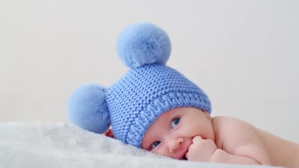 Doce Bebê Recém Nascido Chapéu Azul Com Pompons Olha Para — Vídeo de Stock