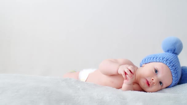 Divertimento Lindo Pequeno Bebê Bonito Com Olhos Azuis Olha Para — Vídeo de Stock