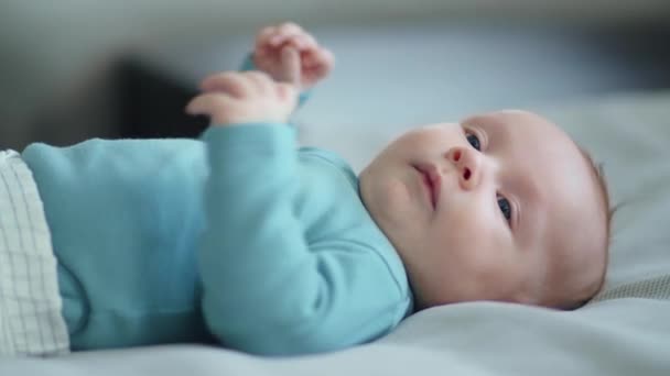 Roztomilé Dvouměsíční Dítě Modrých Šatech Dívá Kamery Zpomaleně Aktivní Novorozenec — Stock video