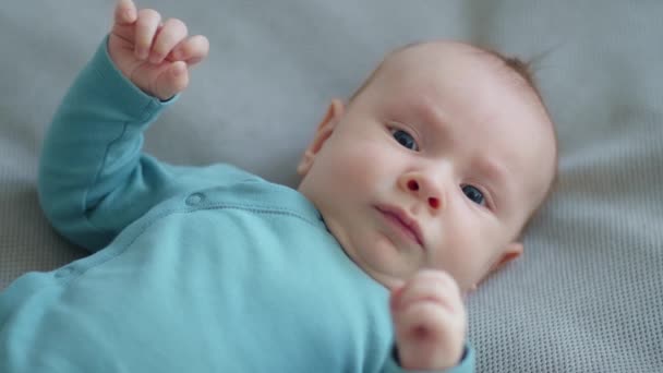 Мила Двомісячна Дитина Блакитному Одязі Дивиться Камеру Повільний Рух Активний — стокове відео