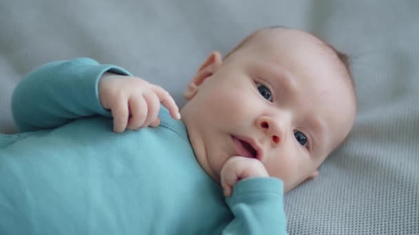 Carino Bambino Due Mesi Abiti Blu Guarda Nella Fotocamera Rallentatore — Video Stock