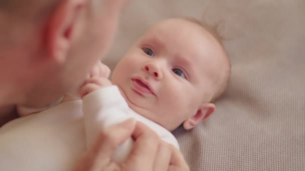 Papá Jugando Con Bebé Recién Nacido Lindo Bebé Está Tratando — Vídeo de stock