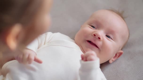 Šťastná Máma Tráví Čas Svým Dítětem Matka Hraje Líbá Novorozencem — Stock video