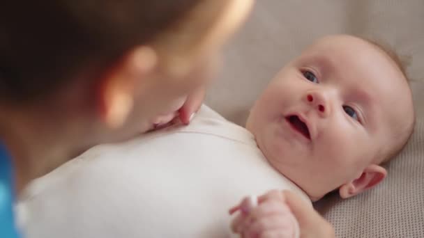 Matka Hraje Svým Novorozeným Dítětem Roztomilé Dítě Snaží Vyslovit Zvuky — Stock video