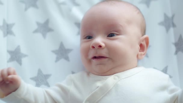 Bebê Feliz Dois Meses Idade Roupas Azuis Olha Para Câmera — Vídeo de Stock