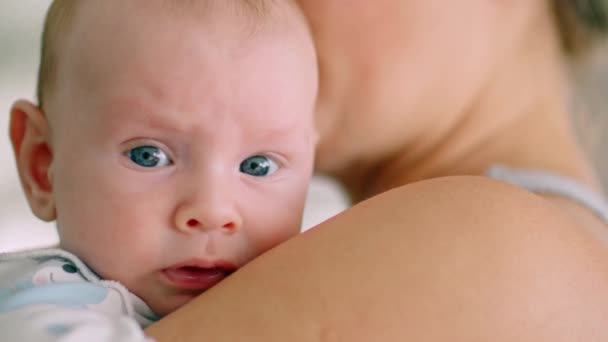 태어난 엄마는 아기를 아이는 카메라를 들여다 봅니다 슬로우 비디오 — 비디오