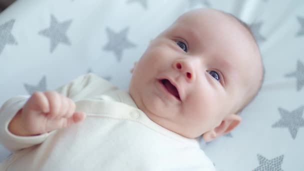 Bebê Feliz Dois Meses Idade Roupas Azuis Olha Para Câmera — Vídeo de Stock