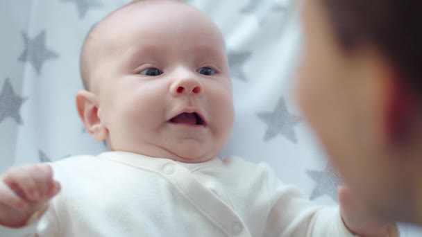 Novorozené Dítě Náručí Své Matky Máma Drží Dítě Náručí Dítě — Stock video