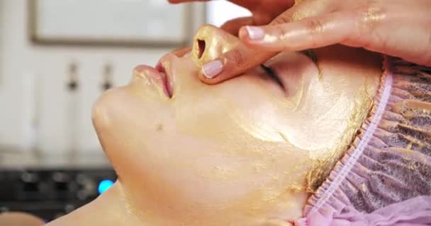 Cosmetólogo Masajea Piel Cerca Los Ojos Mujer Salón Spa Sobre — Vídeos de Stock