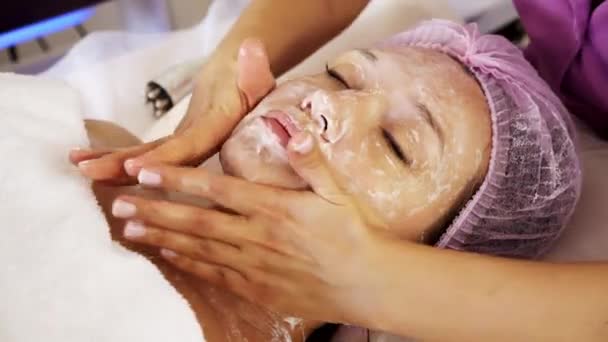 Cosmetologist Fazendo Uma Mulher Uma Massagem Terapêutica Seu Rosto Mulher — Vídeo de Stock