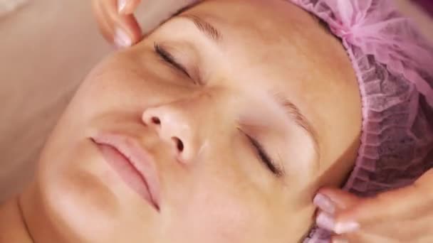 Kozmetikus Megmasszírozza Női Arcot Kozmetológus Csinál Egy Egy Terápiás Masszázs — Stock videók