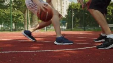 Sıcak bir yaz gününde sokak basketbolu oynayan insanlar. Güneşli bir yaz gününde açık hava sahasında basketbol oynayan iki genç. Saldırı ve savunma, atış yok..