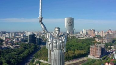 Kiev 'deki Anavatan heykelinin sinematik görüntüsü. Ukrayna. 2020 yıl. Yazın Kiev 'deki Anavatan Anıtı. Ukrayna Anavatanı 'ndaki ünlü anıtın etrafında İHA uçurmak. 