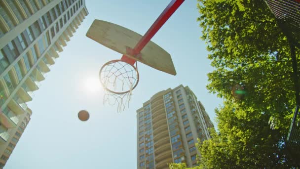 Baloncesto Volando Aro Baloncesto Filmación Una Pelota Volando Cesta Vídeo — Vídeos de Stock