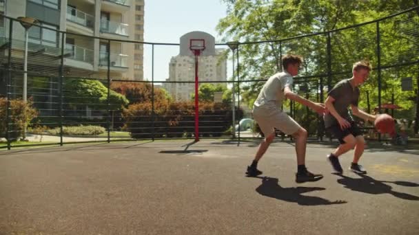 Video Von Leuten Die Einem Warmen Sommertag Streetbasketball Spielen Filmaufnahmen — Stockvideo