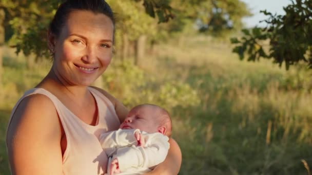 Mutlu Gülümseyen Anne Yeni Doğan Bebeğine Bakıyor Bebek Annesinin Kollarında — Stok video