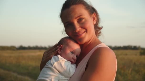 快乐的母亲抱着一个婴儿 可爱的婴儿在他妈妈的怀里 快乐生儿育女的概念 母亲抱着刚出生的儿子母亲和儿童 — 图库视频影像