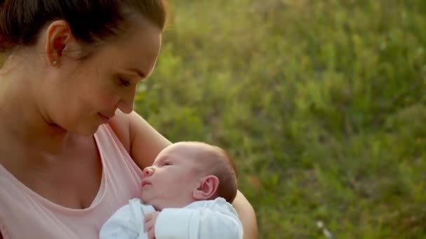 Mãe Adulta Feliz Segura Bebê Seus Braços Livre Enquanto Sol — Vídeo de Stock