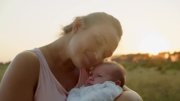 Glad Leende Mamma Tittar Sitt Nyfödda Barn Spädbarnet Mammas Famn — Stockvideo