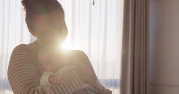 Jeune Mère Embrassant Son Fils Tout Tenant Sur Ses Mains — Video