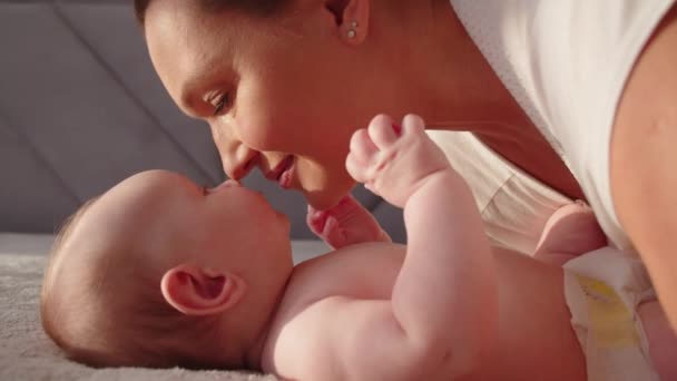 Μητέρα Παίζει Και Φιλάει Ένα Νεογέννητο Μωρό Ευτυχισμένη Μαμά Περνάει — Αρχείο Βίντεο