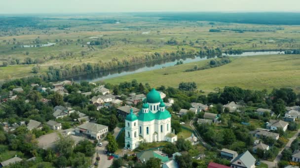 우크라이나 노브고로드 아름다운 교회를 공중에서 수있다 드론은 근처의 위에서 돔으로 — 비디오
