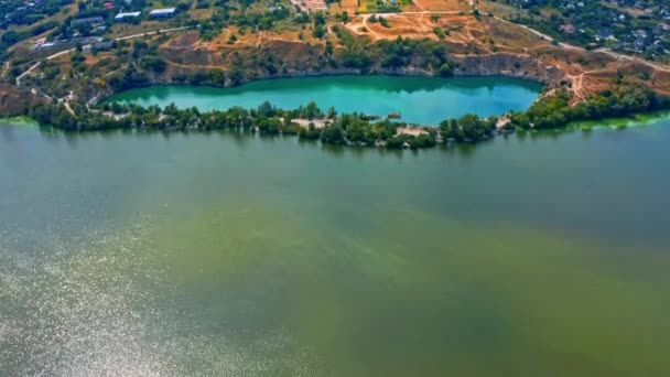 Hermoso Lago Azul Con Una Orilla Rocosa Empinada Tiro Con — Vídeos de Stock