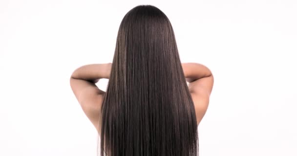 Kadın Uzun Saçlı Dikiz Aynası Kız Uzun Düz Saçları Sallıyor — Stok video