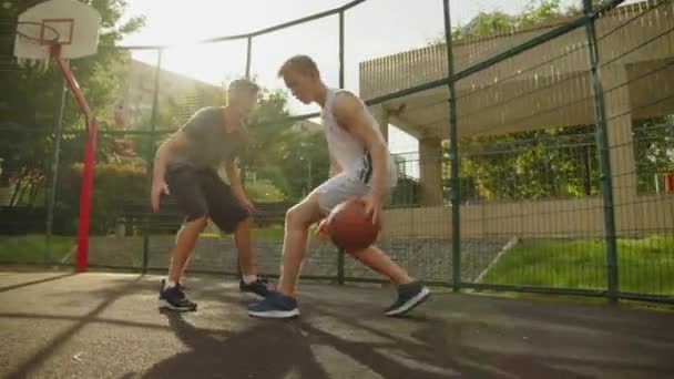 Відео Людей Які Грають Вуличний Баскетбол Теплий Літній День Два — стокове відео