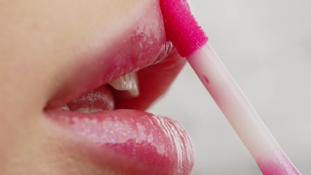クローズアップショットスタイリストは 女性モデルの唇に口紅を適用します 女性は唇に口紅を適用することを構成します プロの化粧だ チュートリアルメイクマスタークラス ムアを作る スローモーション — ストック動画