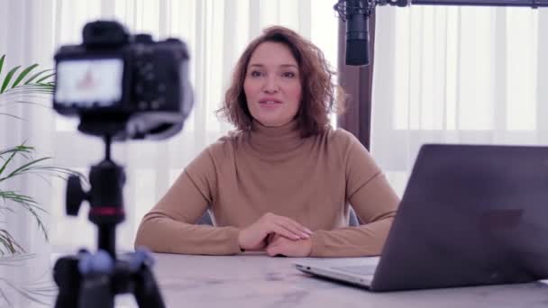 Žena Blogger Videokazety Její Vlog Doma Usmívající Žena Nahrává Svůj — Stock video