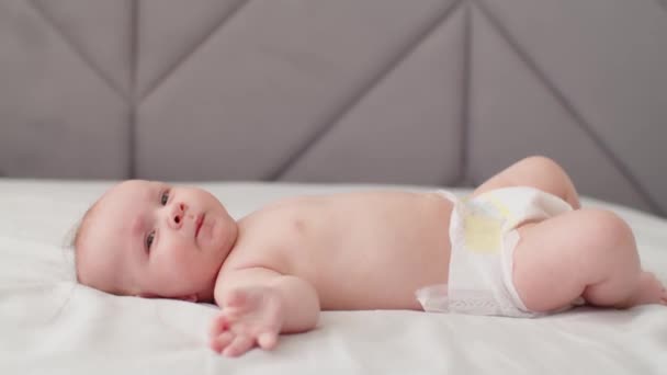 Aktiv Nyfödd Baby Suger Fingrar Profil Hela Kroppen Nyfödd Pojke — Stockvideo