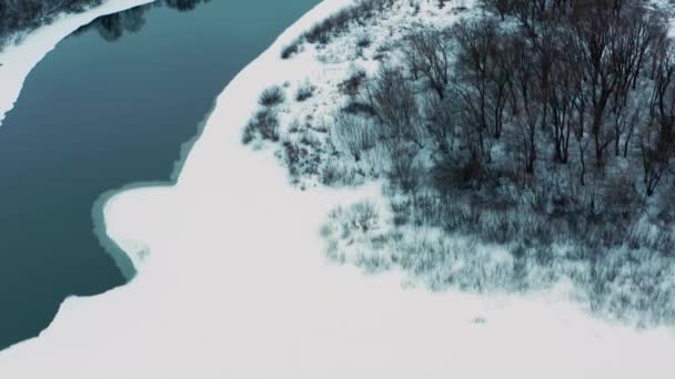 Drone Vliegt Het Besneeuwde Vlakke Landschap Met Een Bevroren Rivier — Stockvideo
