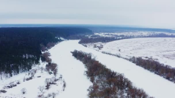 Drone Vola Sopra Paesaggio Invernale Innevato Con Fiume Ghiacciato Bellissima — Video Stock