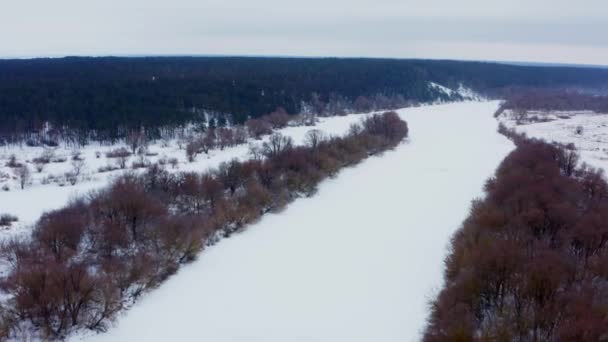 Drone Vliegt Het Besneeuwde Winterlandschap Met Een Bevroren Rivier Prachtige — Stockvideo