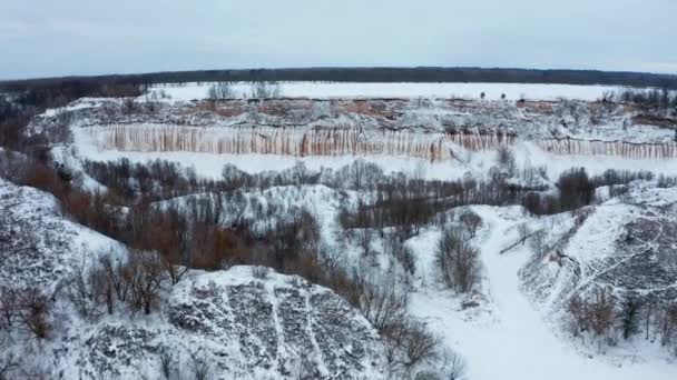 Drönaren Flyger Över Det Snöiga Kalkbrottet Vintern Vackert Snötäckt Vinterlandskap — Stockvideo