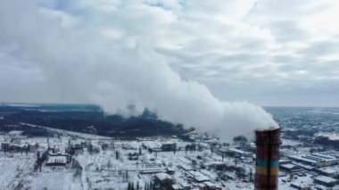 Hava kirliliği kavramı. Gaz rafinerisi kompleksi ve kimyasal petrokimyasal yağ tüp bacasından çıkan duman veya sıcak buhar. Endüstriyel kış manzarası. TPP. TPS.