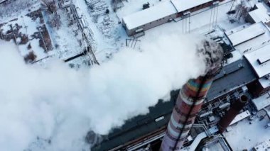 Duman dumanı karbon ve kirlilik emisyonları endüstri bacalarından geliyor. TPS istasyonunun endüstriyel bir girişimi tarafından atmosfer kirliliği. Sinematik görüntüler. Üst görünüm