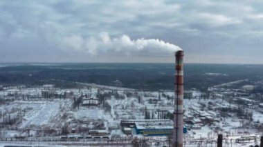 TPS istasyonunun endüstriyel bir girişimi tarafından atmosfer kirliliği. Kışın bulutlu bir gün. Duman dumanı karbon ve kirlilik emisyonları endüstri bacalarından geliyor. Sinematik görüntüler