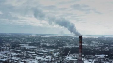 Hava kirliliği kavramı. Gaz rafinerisi kompleksi ve kimyasal petrokimyasal yağ tüp bacasından çıkan duman veya sıcak buhar. Endüstriyel kış manzarası. TPP. TPS. Uçuyor