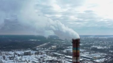 TPS istasyonunun endüstriyel bir girişimi tarafından atmosfer kirliliği. Kışın bulutlu bir gün. Duman dumanı karbon ve kirlilik emisyonları endüstri bacalarından geliyor. Sinematik görüntüler